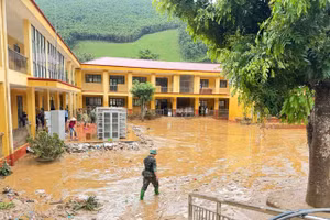 Mực nước ngập sâu nhất tới 5,8m tại trường THCS Mỏ Vàng (xã Mỏ Vàng, tỉnh Lào Cai), sau khi nước rút sân trường như một bãi sình lầy.