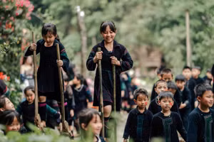 Học sinh tại xã Tả Van cùng tham gia vào hoạt động du lịch văn hóa cộng đồng trên địa bàn.