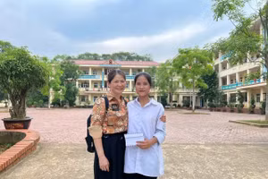 Vù Mờ Be (bên phải) trước khi rời Lào Cai về Hà Nội.