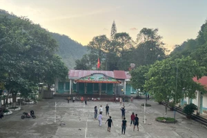 Cơ sở vật chất một số trường học ở xã Mường Nhà vẫn còn khó khăn.