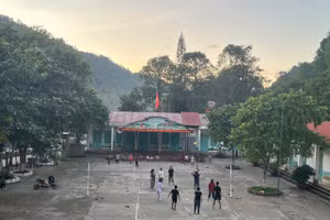 Cơ sở vật chất một số trường học ở xã Mường Nhà vẫn còn khó khăn.