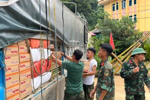 Báo GD&TĐ kết nối, hỗ trợ thầy trò các trường học trên địa bàn xã Mường Luân bị ảnh hưởng do mưa lũ.