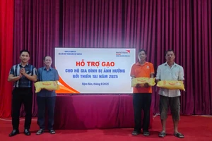 Hỗ trợ gạo cho đồng bào vùng lũ tại Nậm Nèn.