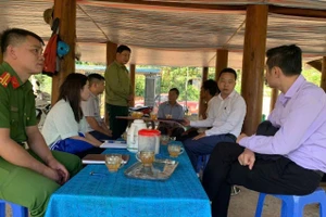 Ông Đặng Anh Tuấn - Chủ tịch UBND xã Nậm Nèn (thứ 4 bên trái) trao đổi với bà con dân bản trong buổi làm việc tại bản Long Tạo.