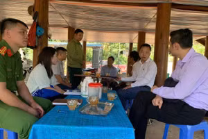 Ông Đặng Anh Tuấn - Chủ tịch UBND xã Nậm Nèn (thứ 4 bên trái) trao đổi với bà con dân bản trong buổi làm việc tại bản Long Tạo.