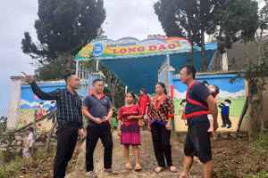 Chị Lý Thị Dung (thứ 2 bên phải) cùng nhân dân địa phương.