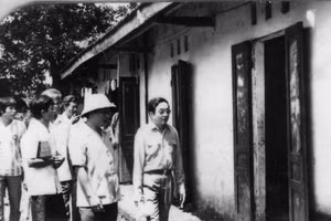 Bộ trưởng Bộ Giáo dục và Đào tạo Phạm Minh Hạc đến thăm nơi ở của cán bộ, giáo viên trường PTTH thị xã Lai Châu năm 1988. 