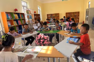 Học sinh Trường PTDTBT Tiểu học Mường Nhà đọc sách tại thư viện nhà trường.