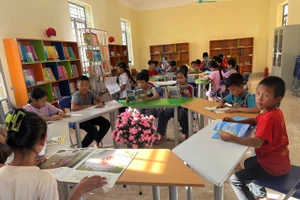 Học sinh Trường PTDTBT Tiểu học Mường Nhà đọc sách tại thư viện nhà trường.