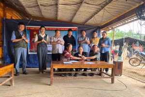 Cộng đồng dân cư ký kết giao ước thi đua nhân.