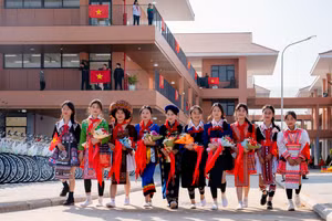 Học sinh rạng ngời trong ngày khánh thành trường Tiểu học và THCS Si Pa Phìn.