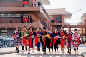 Học sinh rạng ngời trong ngày khánh thành trường Tiểu học và THCS Si Pa Phìn.