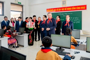 Tổng Bí thư Tô Lâm cùng Đoàn công tác thăm phòng lớp học tại Trường TH&THCS Si Pa Phìn.