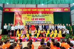 Các đại biểu cùng thầy cô nhà trường chụp ảnh lưu niệm.