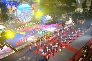 Một tiết mục đặc sắc trong đêm giao lưu văn nghệ giữa.