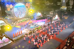 Một tiết mục đặc sắc trong đêm giao lưu văn nghệ giữa.