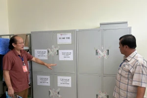 Ông Cù Huy Hoàn (bên trái) báo cáo công tác chuẩn bị cho kỳ thi với đoàn kiểm tra trong ngày 25/6.