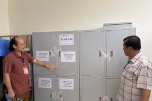 Ông Cù Huy Hoàn (bên trái) báo cáo công tác chuẩn bị cho kỳ thi với đoàn kiểm tra trong ngày 25/6.