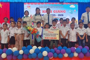 Đại diện Ban Giám hiệu Trường PTDTBT TH&THCS Sá Tổng cùng đại diện giáo viên và học sinh có hoàn cảnh khó khăn tiếp nhận các phần quà từ Báo Giáo dục và Thời đại, Nhóm Thiện nguyện Hoa Hoàng.
