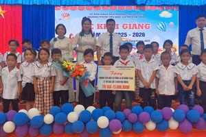 Đại diện Ban Giám hiệu Trường PTDTBT TH&THCS Sá Tổng cùng đại diện giáo viên và học sinh có hoàn cảnh khó khăn tiếp nhận các phần quà từ Báo Giáo dục và Thời đại, Nhóm Thiện nguyện Hoa Hoàng.