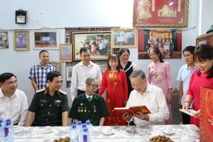 Tổng Bí thư Tô Lâm tới thăm ông Phạm Văn Ngân, cựu chiến binh chiến trường Điện Biên Phủ tại phường Điện Biên Phủ.