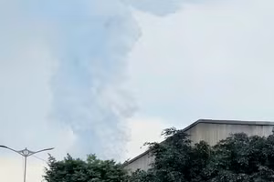 Đám khói bốc lên sau tiếng nổ lớn xảy ra vào trưa 23/2.