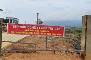 Công nhân, người lao động căng băng rôn yêu cầu Công ty TNHH DPP Tây Bắc thanh toán công nợ.