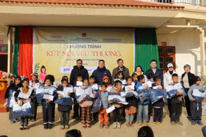 Những suất học bổng cùng quà tặng ý nghĩa được BTC trao tặng học học sinh Trường Tiểu học Làng Chếu.