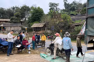 Tiếp nhận gạo hỗ trợ của nhà nước dành cho học sinh bán trú tại xã Na Son, tỉnh Điện Biên.