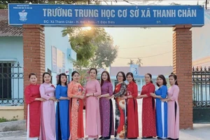 Tập thể nữ công nhà trường chụp ảnh lưu niệm.