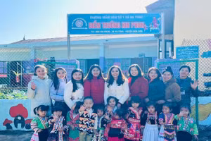Bà Đặng Thị Ngọc Hà - Phó trưởng phòng GD&ĐT huyện Điện Biên (áo trắng đứng giữa) cùng đoàn kiểm tra, chụp ảnh với cô và trẻ tại trung tâm và 2 điểm trường.