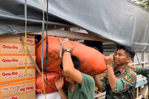 Lực lượng quân đội địa phương hỗ trợ vận chuyển hàng thiện nguyện hỗ trợ nhân dân vùng lũ Mường Luân, chương trình do Báo Giáo dục và Thời đại thực hiện. 