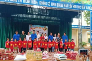 Tiếp nhận quà từ chương trình thiện nguyện.