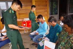 Cán bộ giải thích quy định pháp luật bằng những ví dụ gần gũi với đời sống thôn bản.