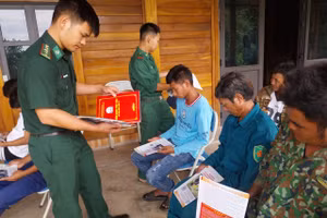 Cán bộ giải thích quy định pháp luật bằng những ví dụ gần gũi với đời sống thôn bản.