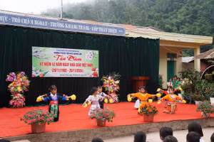 Các tiết mục văn nghệ do học sinh nhà trường thể hiện.