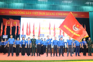 Anh Đặng Thành Huy, Bí thư Tỉnh đoàn Điện Biên thực hiện nghi thức khởi động Chiến dịch Thanh niên tình nguyện hè năm 2025.