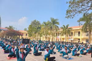 Học sinh thi "Rung chuông vàng" cấp trường.