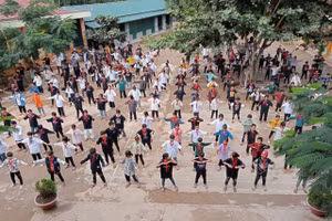 Học sinh toàn trường thể dục giữa giờ.