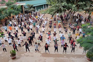 Học sinh toàn trường thể dục giữa giờ.