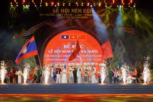 Lễ bế mạc Lễ hội Ném còn ba nước Việt Nam - Lào - Trung Quốc.