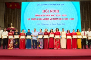 Ông Mùa Va Hồ (thứ 7 từ bên trái) trao giấy khen của UBND huyện Tuần Giáo cho các tập thể có thành tích xuất sắc (Ảnh: Lường Phượng).