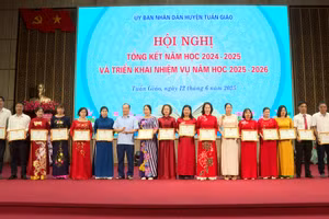 Ông Mùa Va Hồ (thứ 7 từ bên trái) trao giấy khen của UBND huyện Tuần Giáo cho các tập thể có thành tích xuất sắc (Ảnh: Lường Phượng).