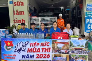 Cán bộ y tế túc trực tại Điểm thi.