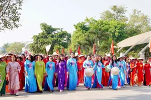 Các đại biểu tham gia diễu hành đường phố.