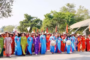 Các đại biểu tham gia diễu hành đường phố.