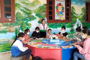 Cô Trần Lan Anh (đứng giữa) cùng đám trò nhỏ.