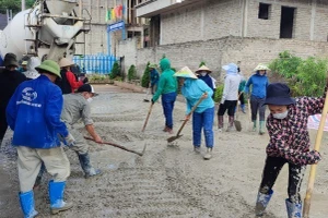 Giáo viên và phụ huynh chung tay xây dựng trường học.