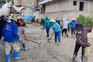 Giáo viên và phụ huynh chung tay xây dựng trường học.