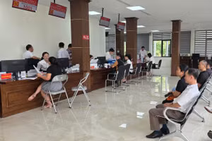 Người dân đến giao dịch tại Trung tâm phục vụ hành chính công thành phố Lào Cai.